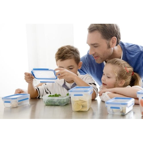 Vater und Kinder sortieren Lebensmittel in Frischhaltedosen.