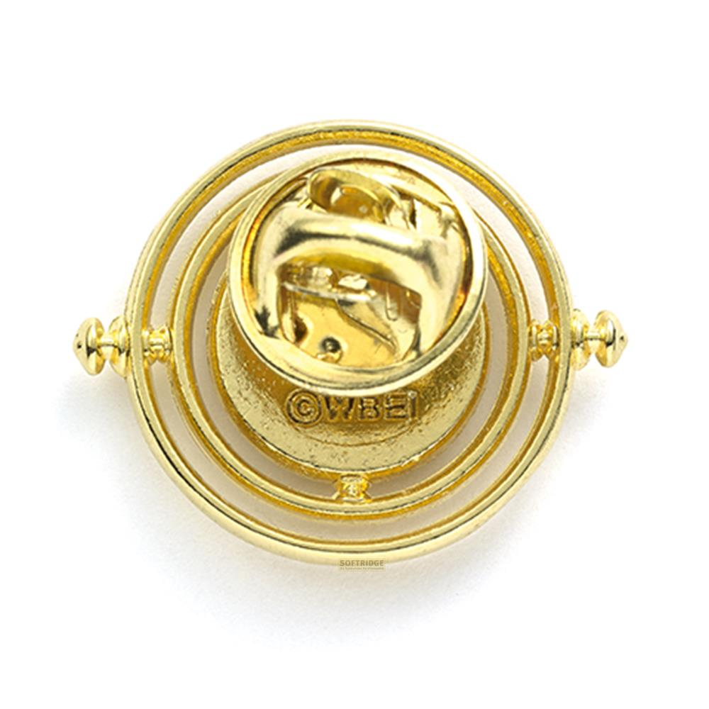 Pin dorado con anillos concéntricos y un cierre de alfiler en la parte posterior.
