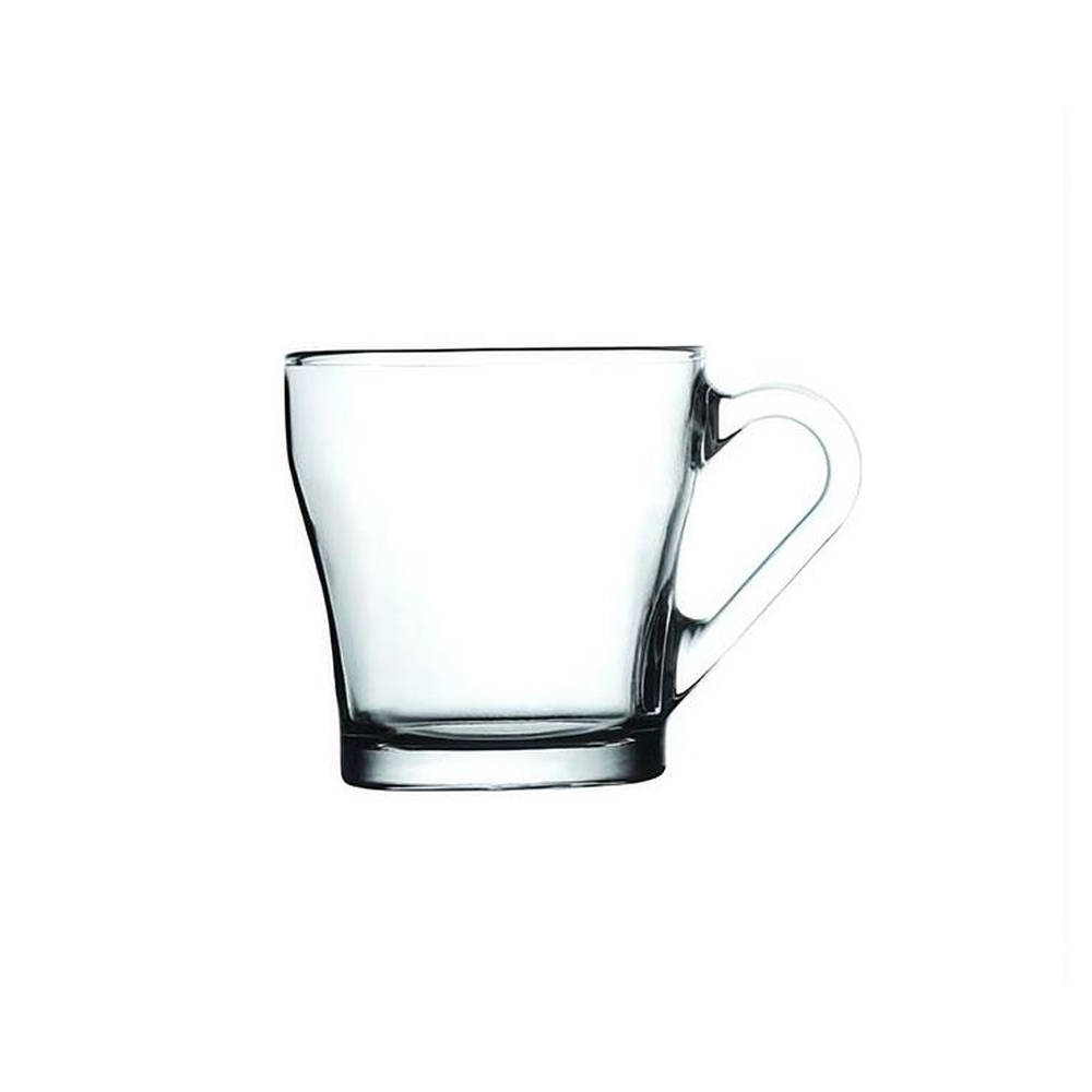 Beyaz arka planda, kulplu boş, şeffaf cam espresso fincanı.