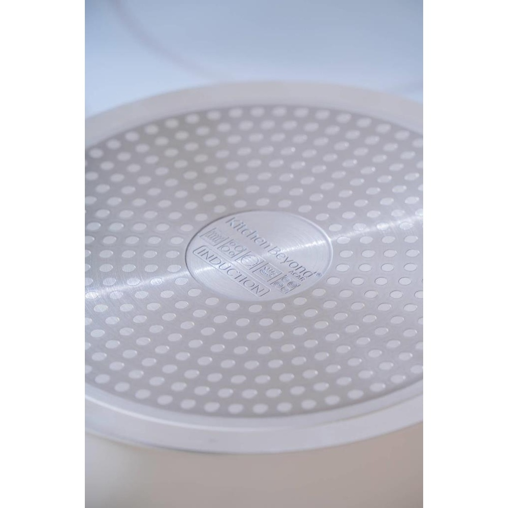 Noktalı desene ve KitchenBeyond logosuna sahip bir mutfak gerecinin alt kısmı.