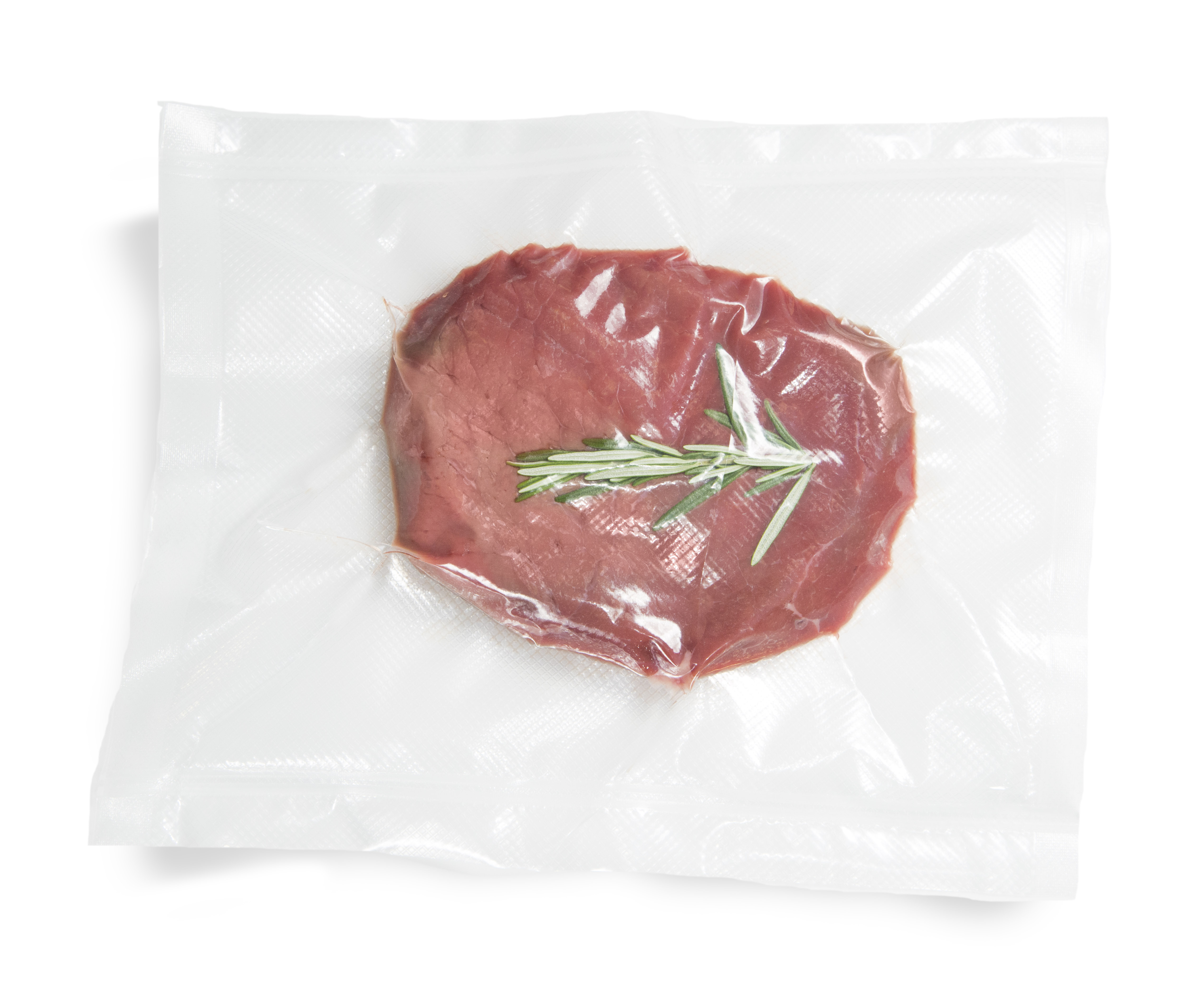 Carne de res cruda en bolsa de vacío con romero.