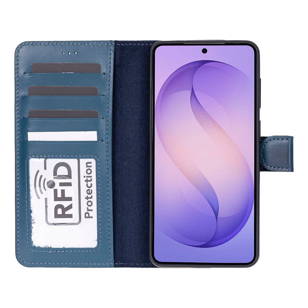 Kart yuvaları ve RFID korumalı mavi telefon kılıfı, akıllı telefonun yanında.