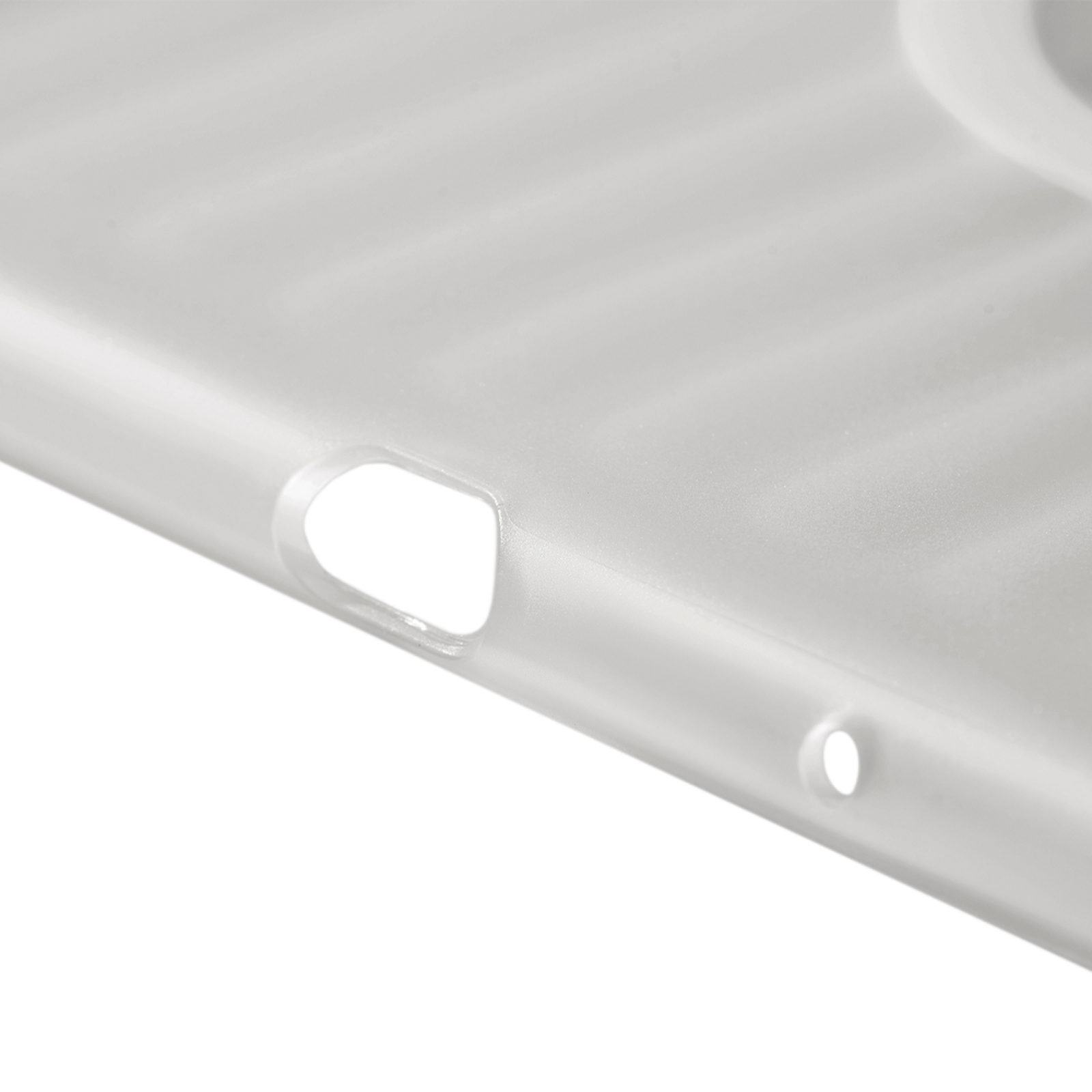 Primer plano de una funda blanca translúcida con recortes para puertos.