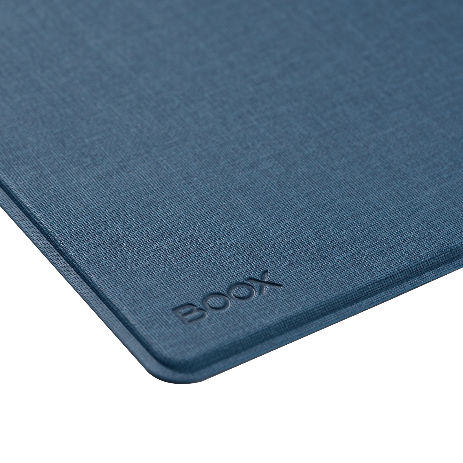 Una funda azul con logo BOOX en relieve, vista cercana.