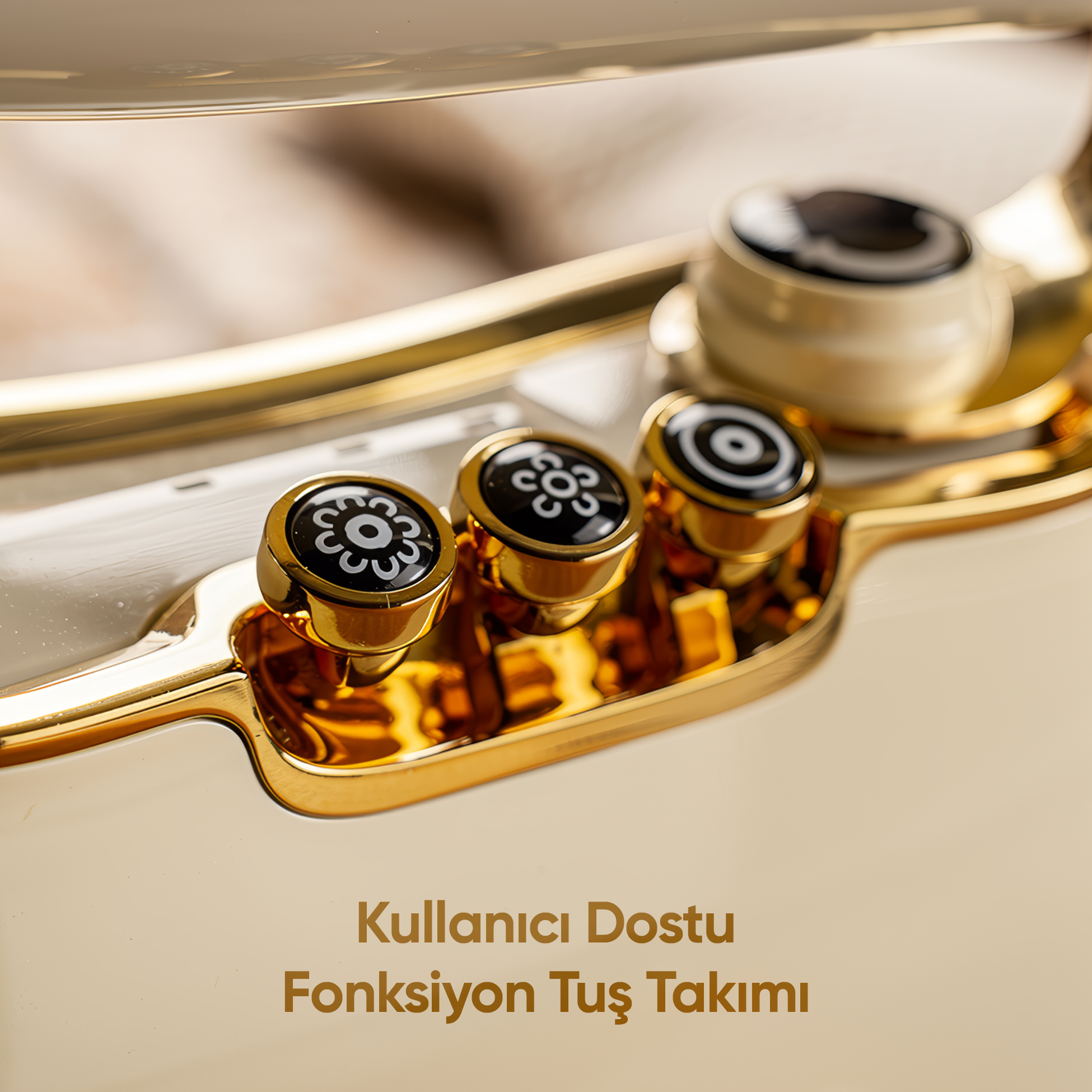 Krem rengi arka plan üzerinde siyah desenli üç altın düğme.