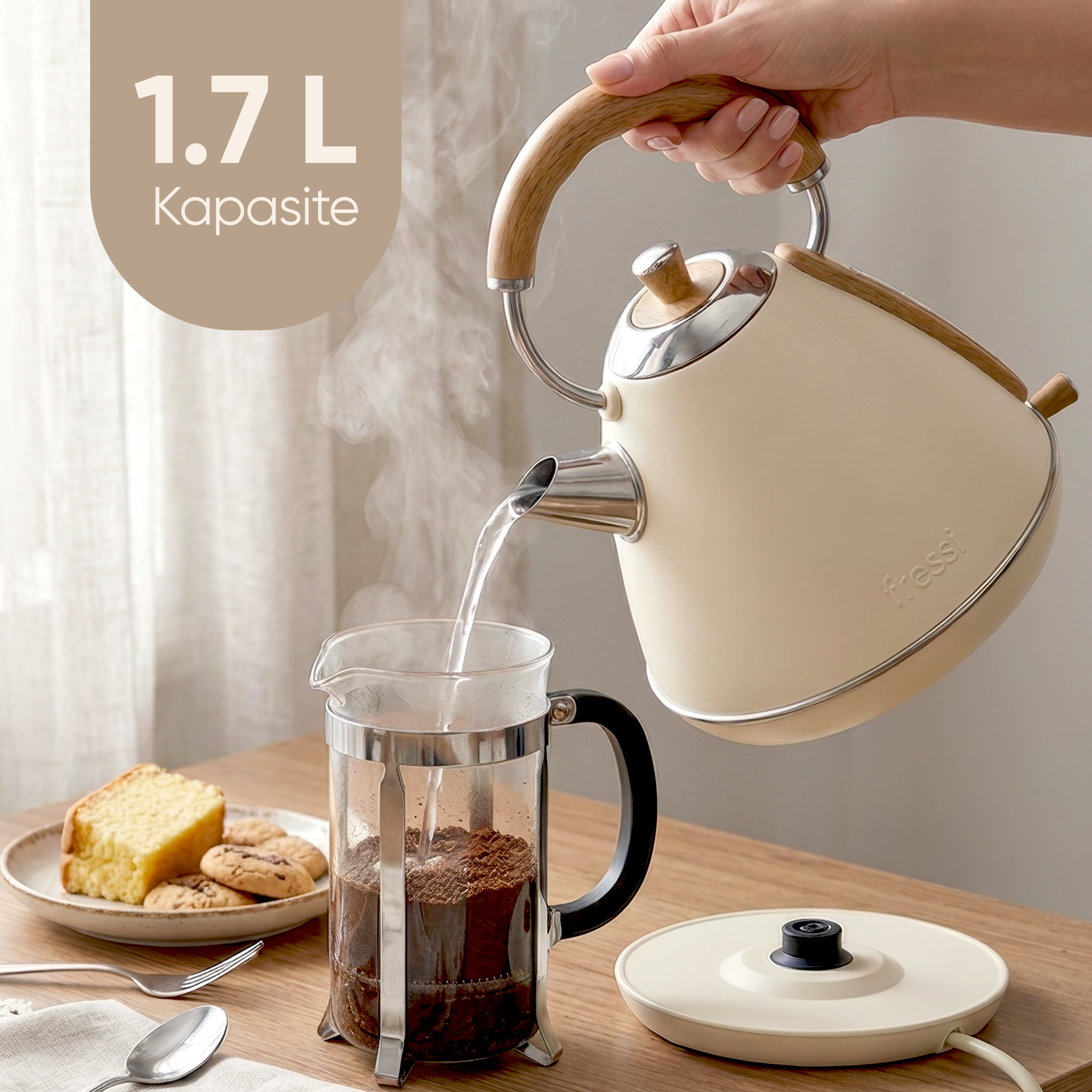 Bir el, krem rengi su ısıtıcısından öğütülmüş kahve içeren French press'e sıcak su döküyor.