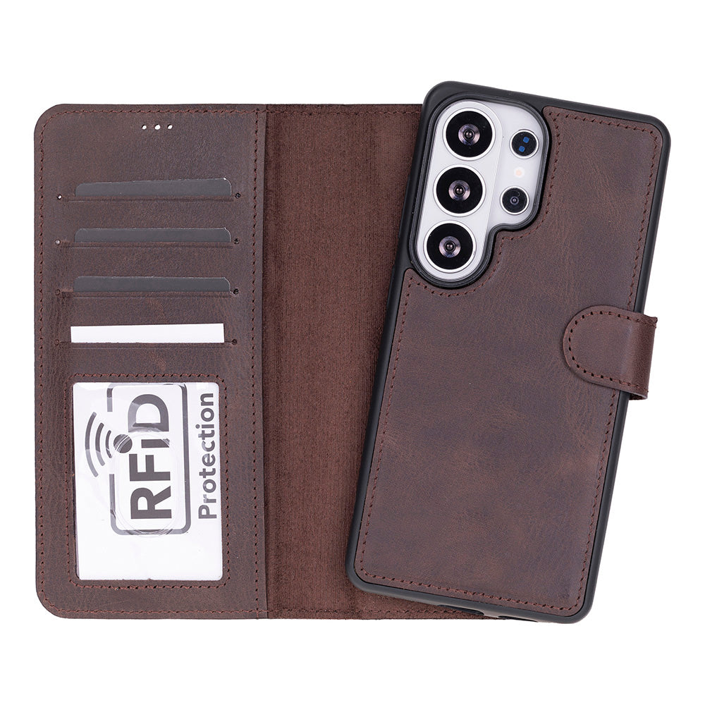Kart yuvalı ve RFID korumalı kahverengi deri cüzdan kılıfı.
