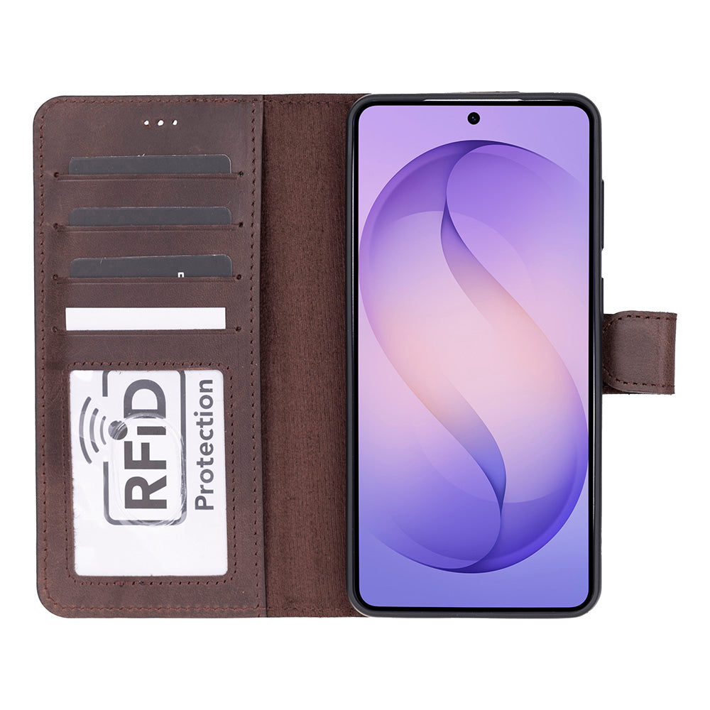 Kart yuvaları ve RFID koruma penceresi olan kahverengi deri telefon kılıfı. Telefon ekranı mor desen gösteriyor.
