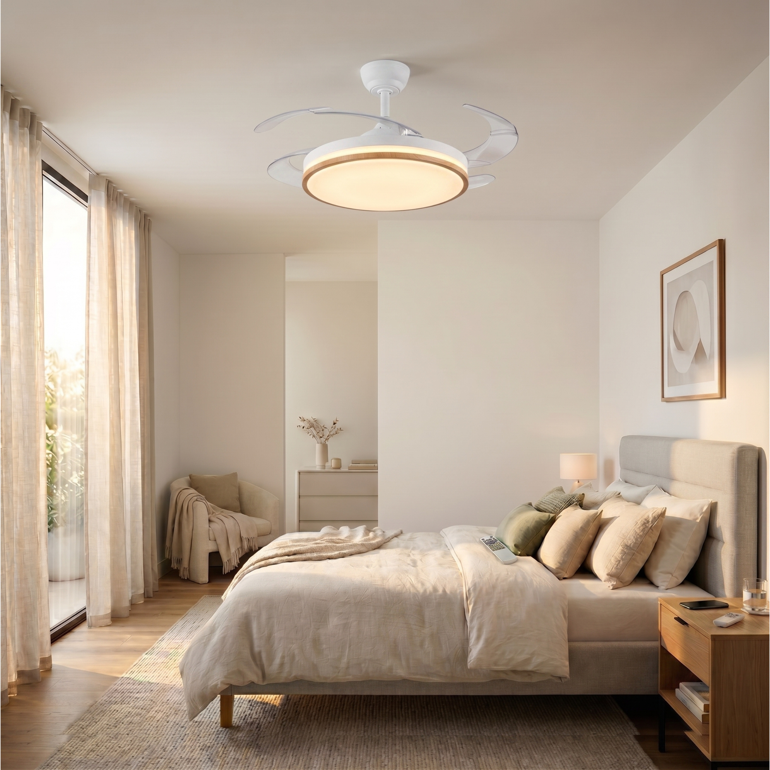 Un dormitorio con cama, mesita de noche, sillón y ventilador de techo con luz.
