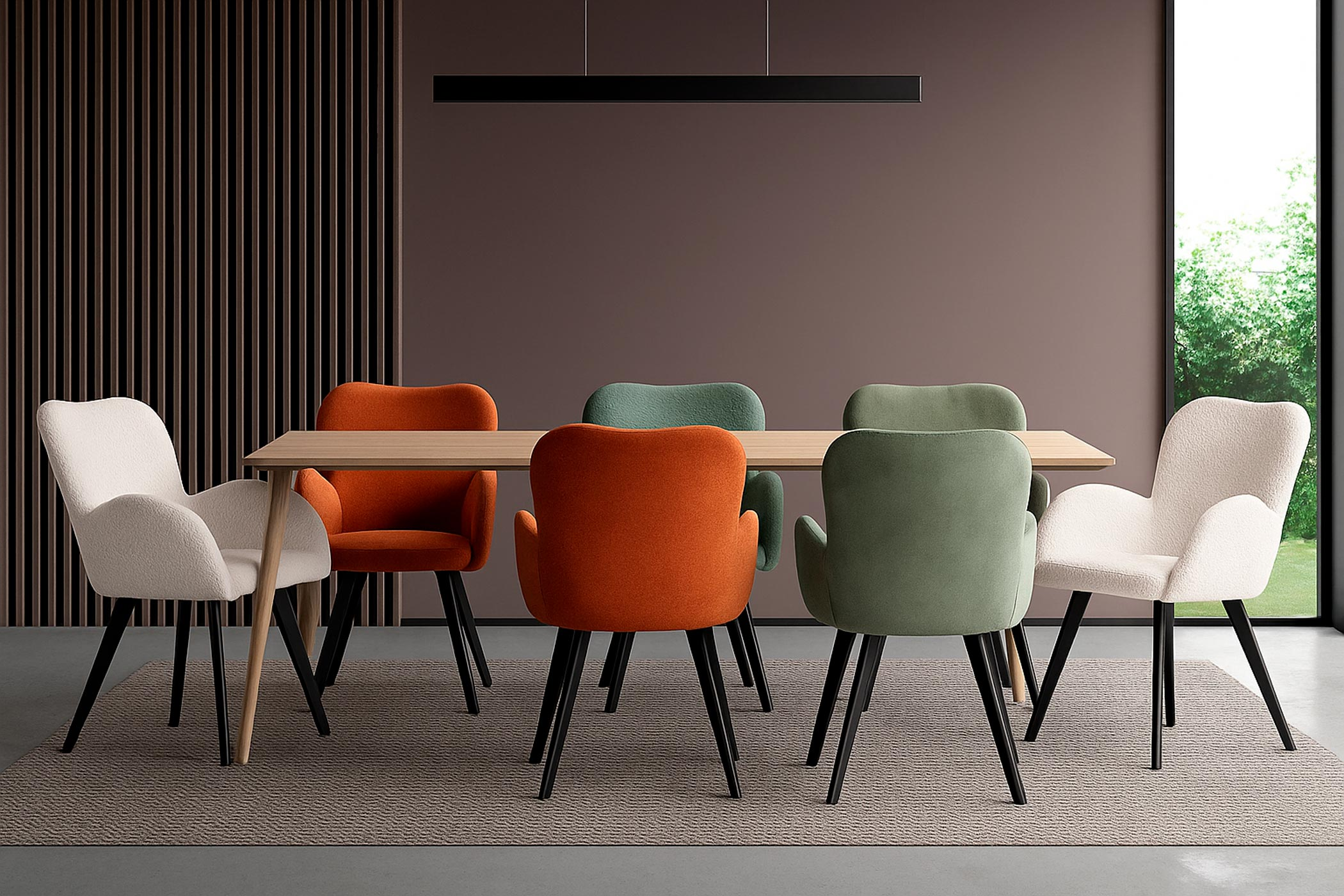 Un comedor moderno con mesa de madera, seis sillas en crema, naranja y verde, y pared de lamas.