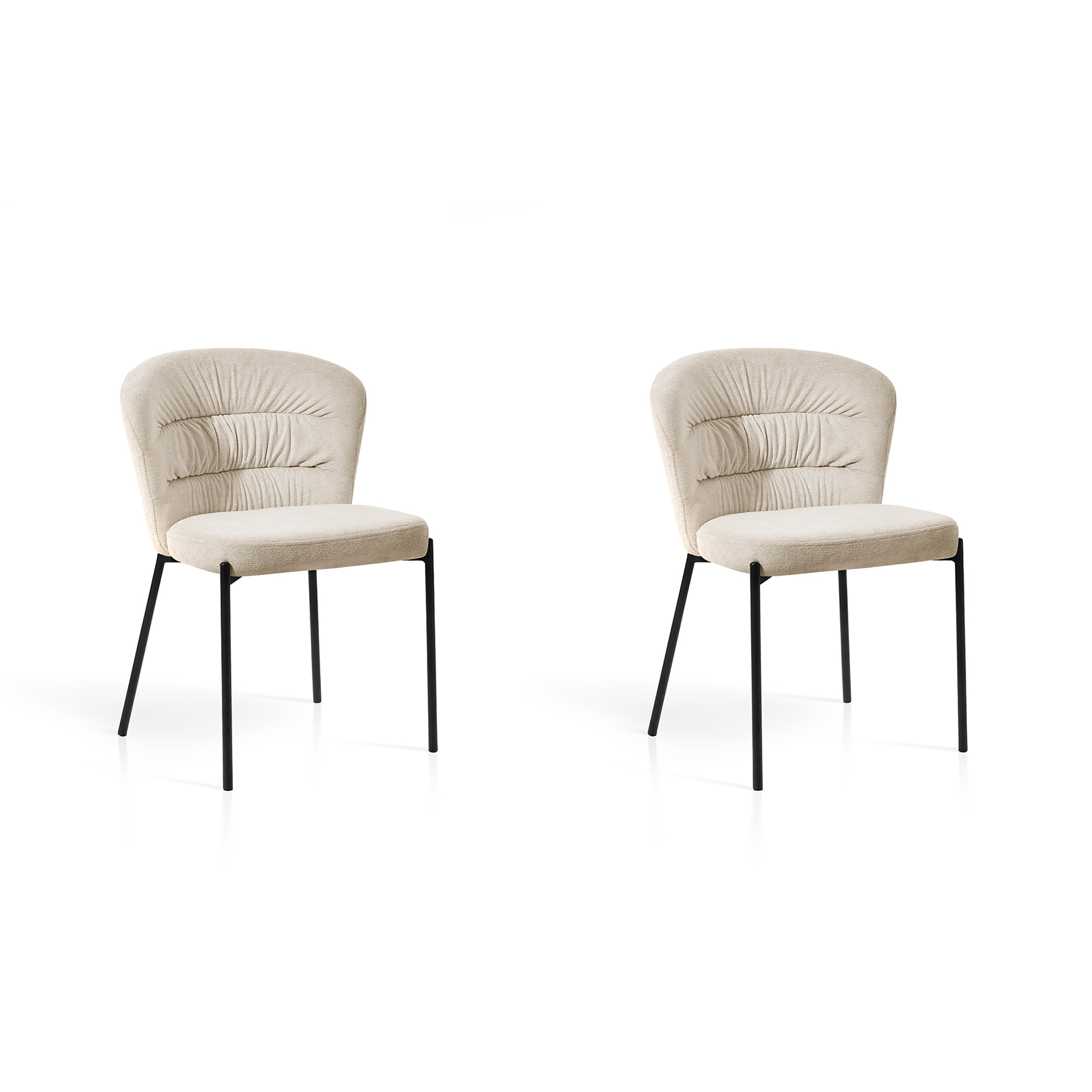 Dos sillas beige claro con respaldos fruncidos y patas de metal negro.