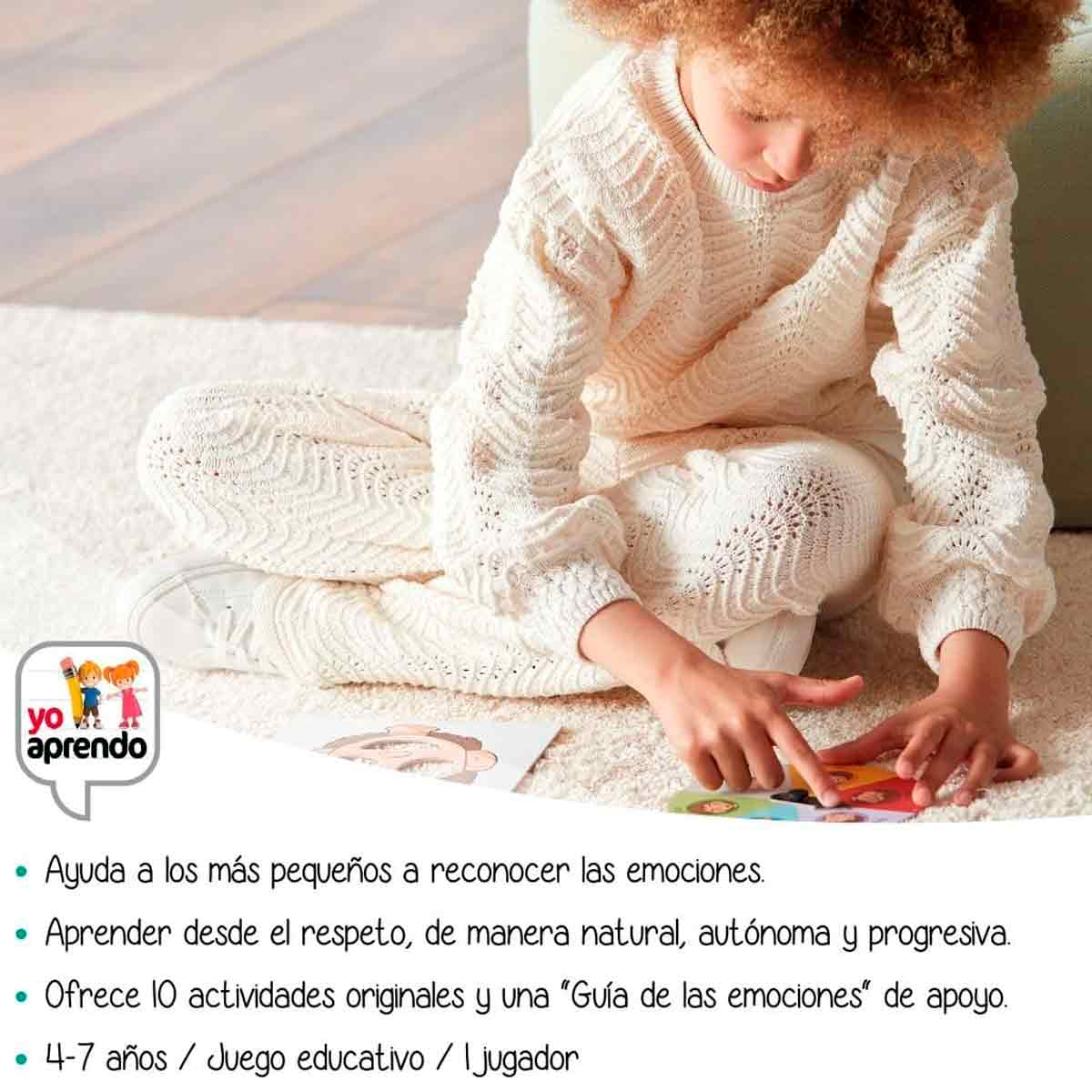 Un niño con pelo rizado juega con tarjetas de emociones. Logo 
