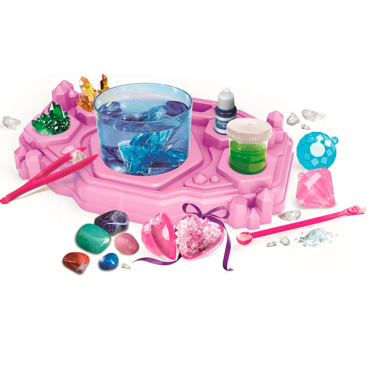 Un kit de cultivo de cristales con bandeja rosa, agua azul, líquido verde y varios cristales.