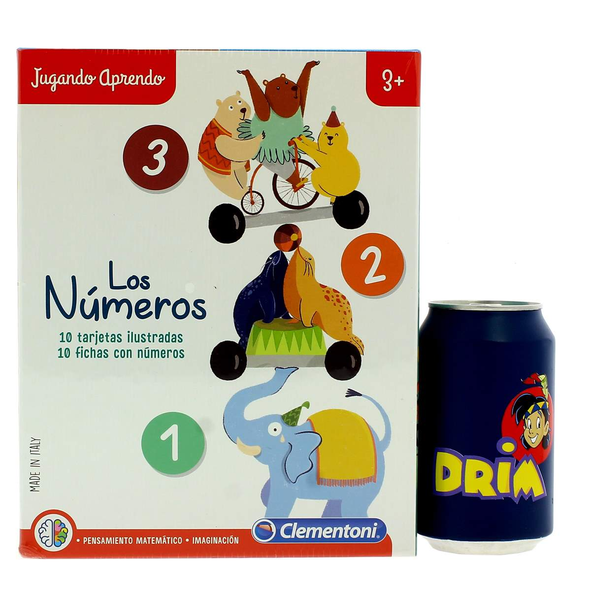 Un juego de cartas con números y animales, junto a una lata de bebida.