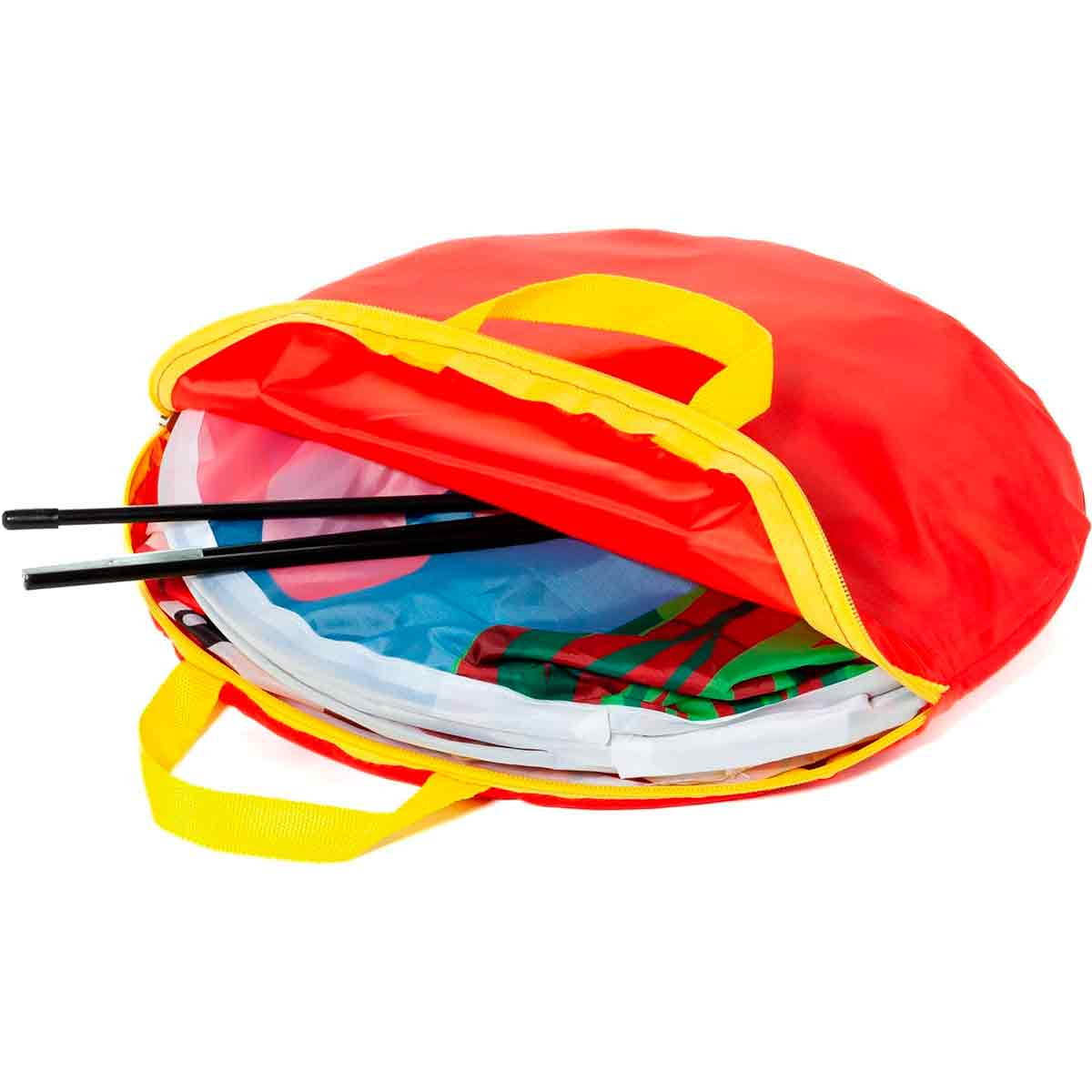 Una bolsa roja con asas y cremallera amarillas, que contiene tela colorida y varillas.