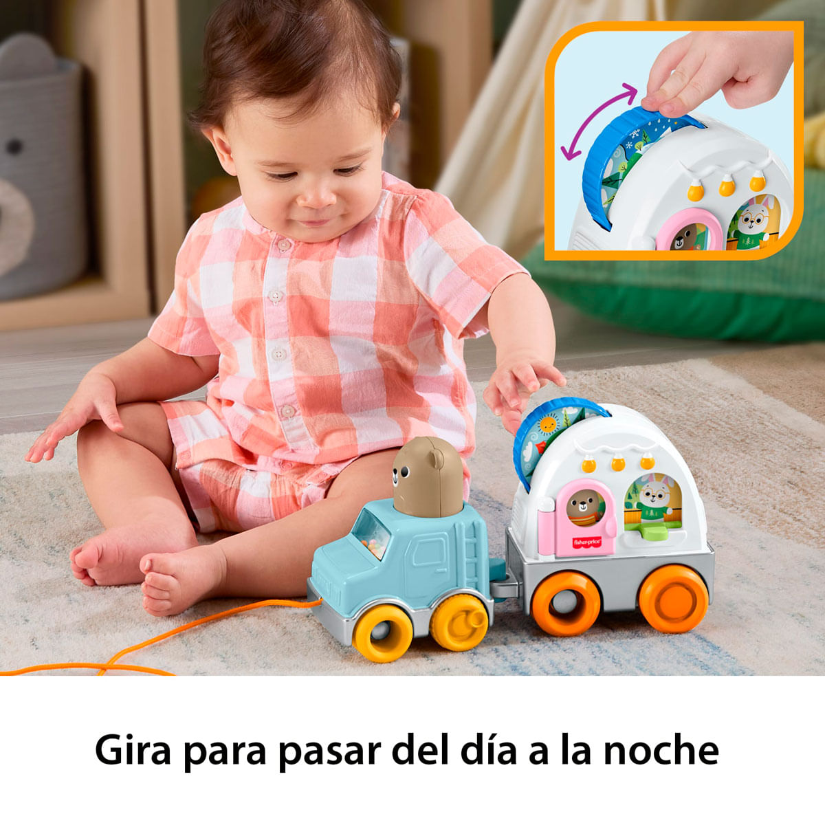 Un bebé juega con un camión y remolque de juguete que cambia del día a la noche.