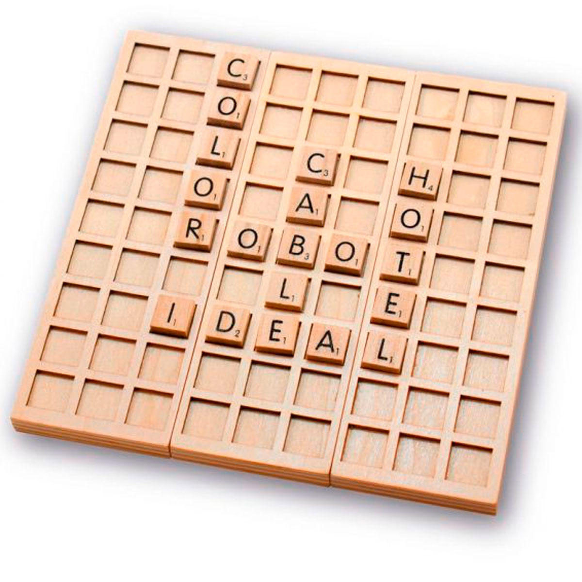 Un tablero de Scrabble con las palabras COLOR, CABOT, IDEA, ROBOT y DEAL.