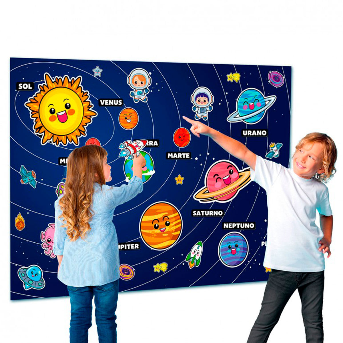 Niños aprendiendo sobre el sistema solar en un póster azul con planetas divertidos y astronautas.