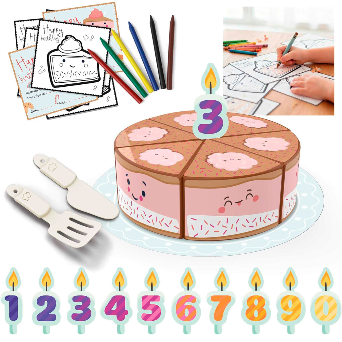 Pastel de cumpleaños con velas numéricas, crayones e invitaciones.