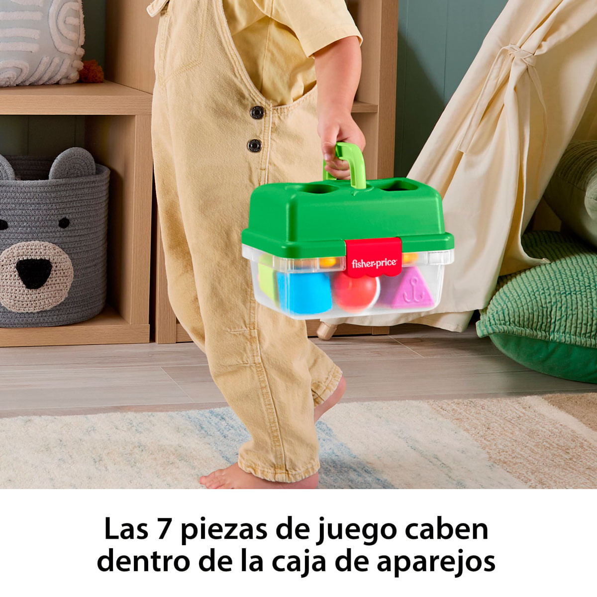 Un niño sostiene una caja de Fisher-Price con bloques de colores dentro.