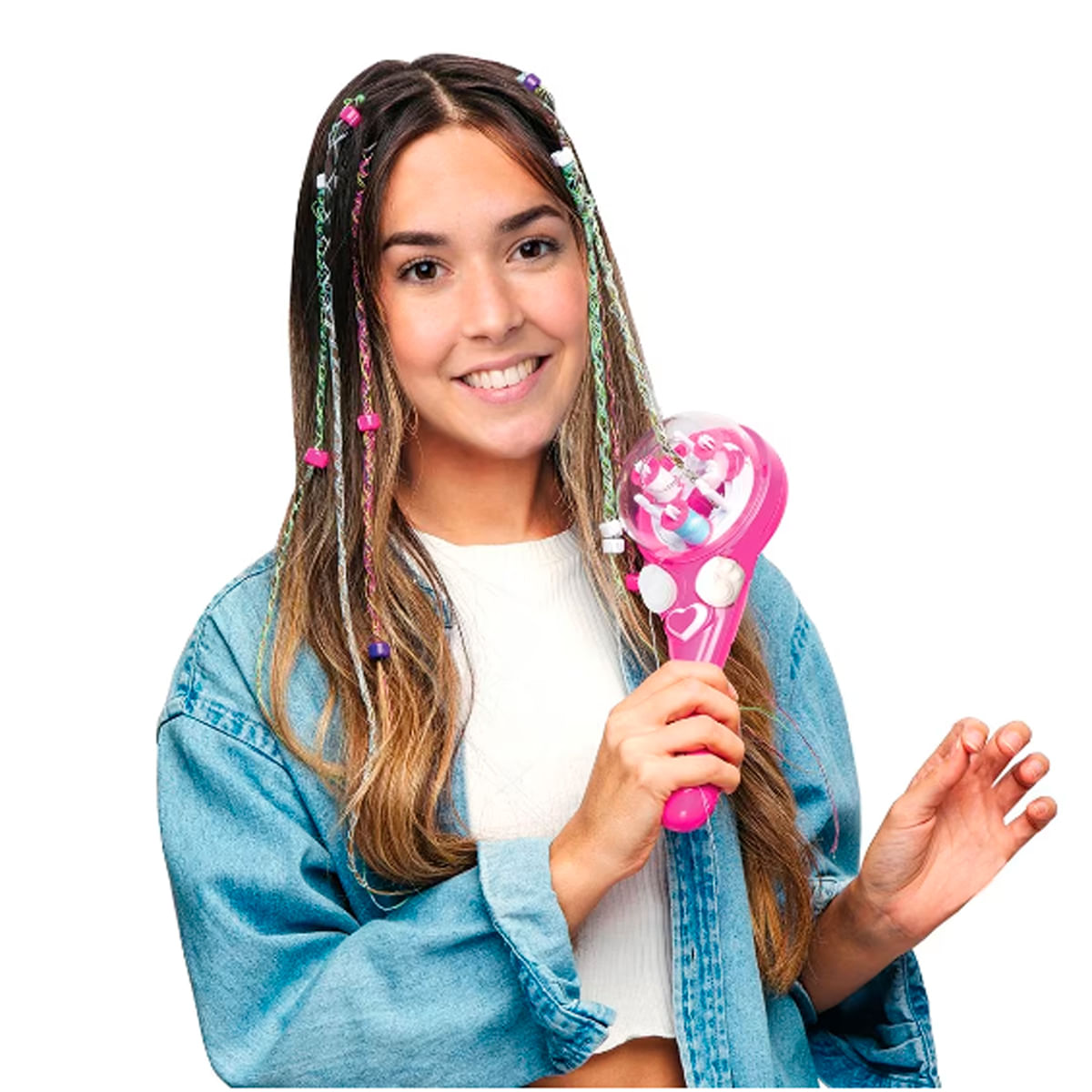 Una chica sonriente con cabello trenzado sostiene una herramienta de peinado rosa con brillo.