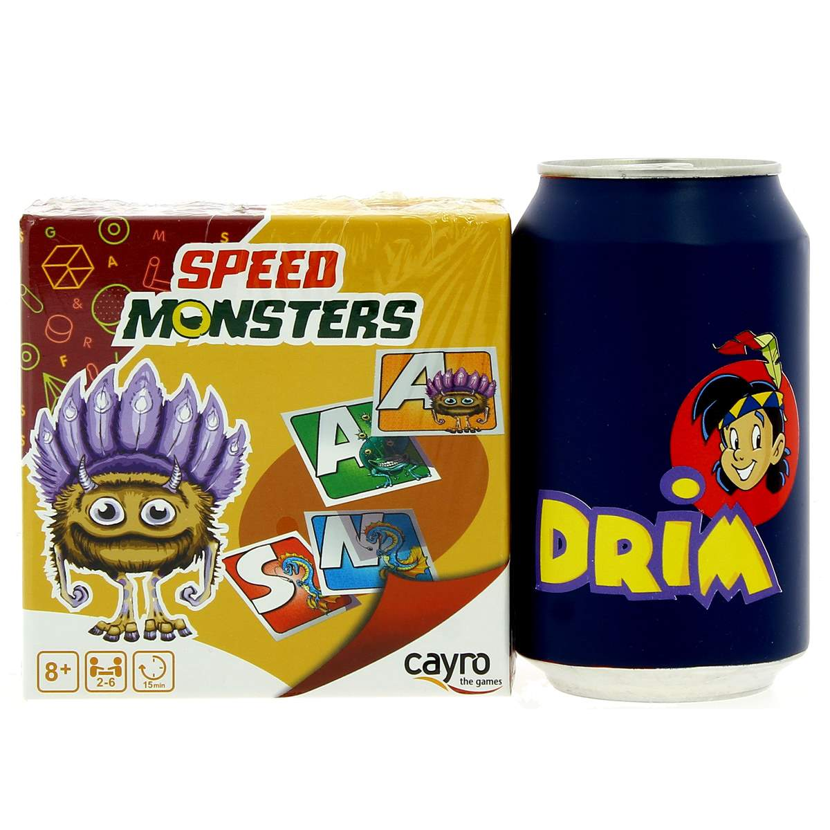 Una lata azul con texto amarillo 'DRIM' junto a una caja del juego de cartas 'Speed Monsters'.