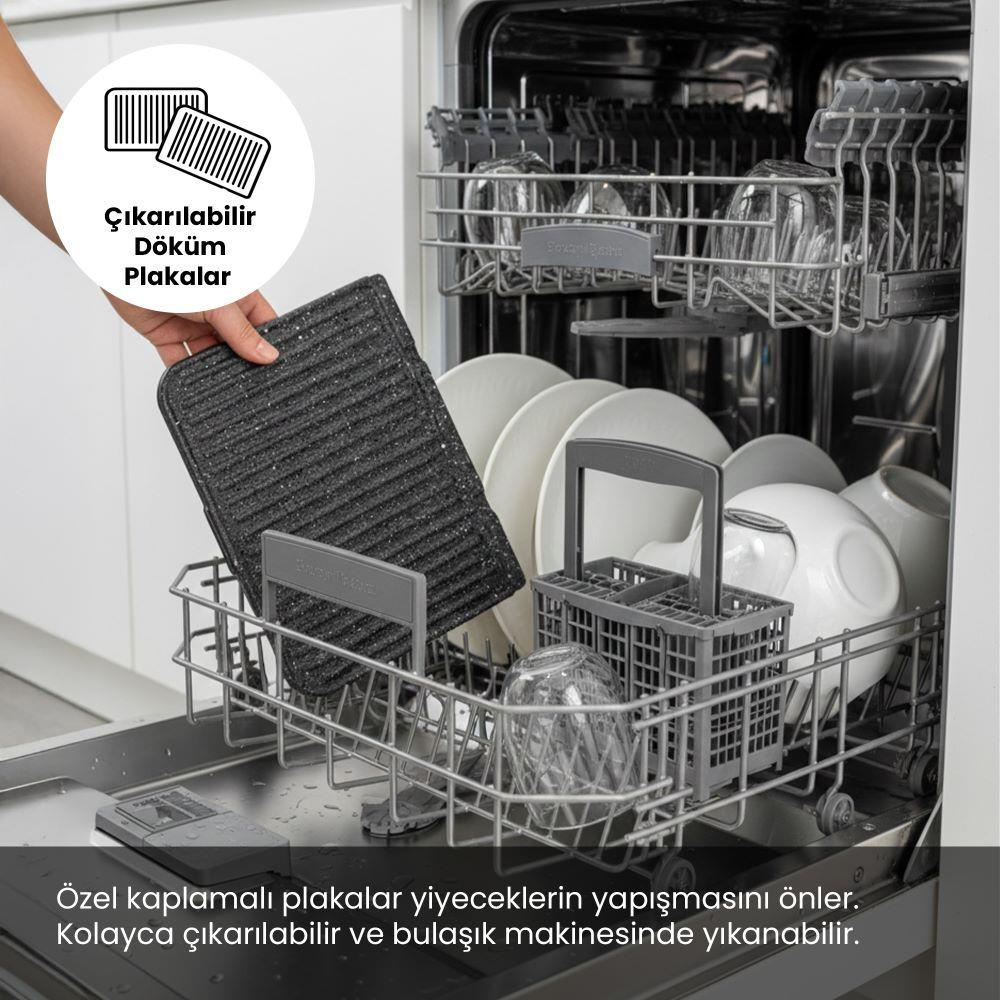 Bir el, bulaşıklarla dolu açık bir bulaşık makinesine ızgara plakası yerleştiriyor.