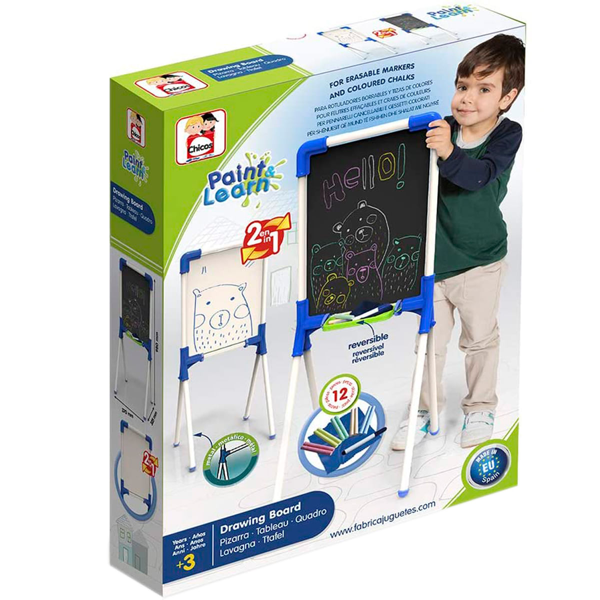 Un niño junto a una caja de pizarra con set de pintura y pizarra/tablero reversible.