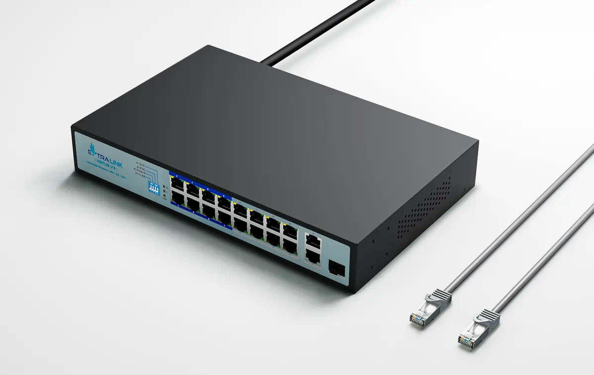 Uno switch di rete nero con molte porte e due cavi ethernet.
