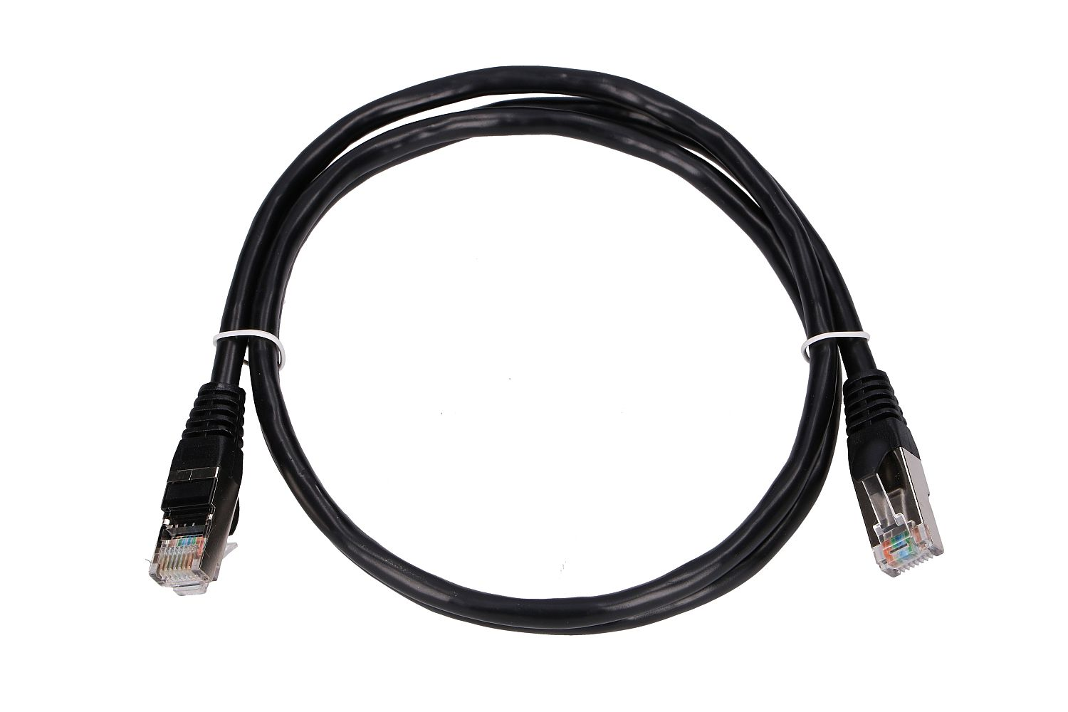 Cavo Ethernet nero con connettori RJ45, su sfondo bianco.
