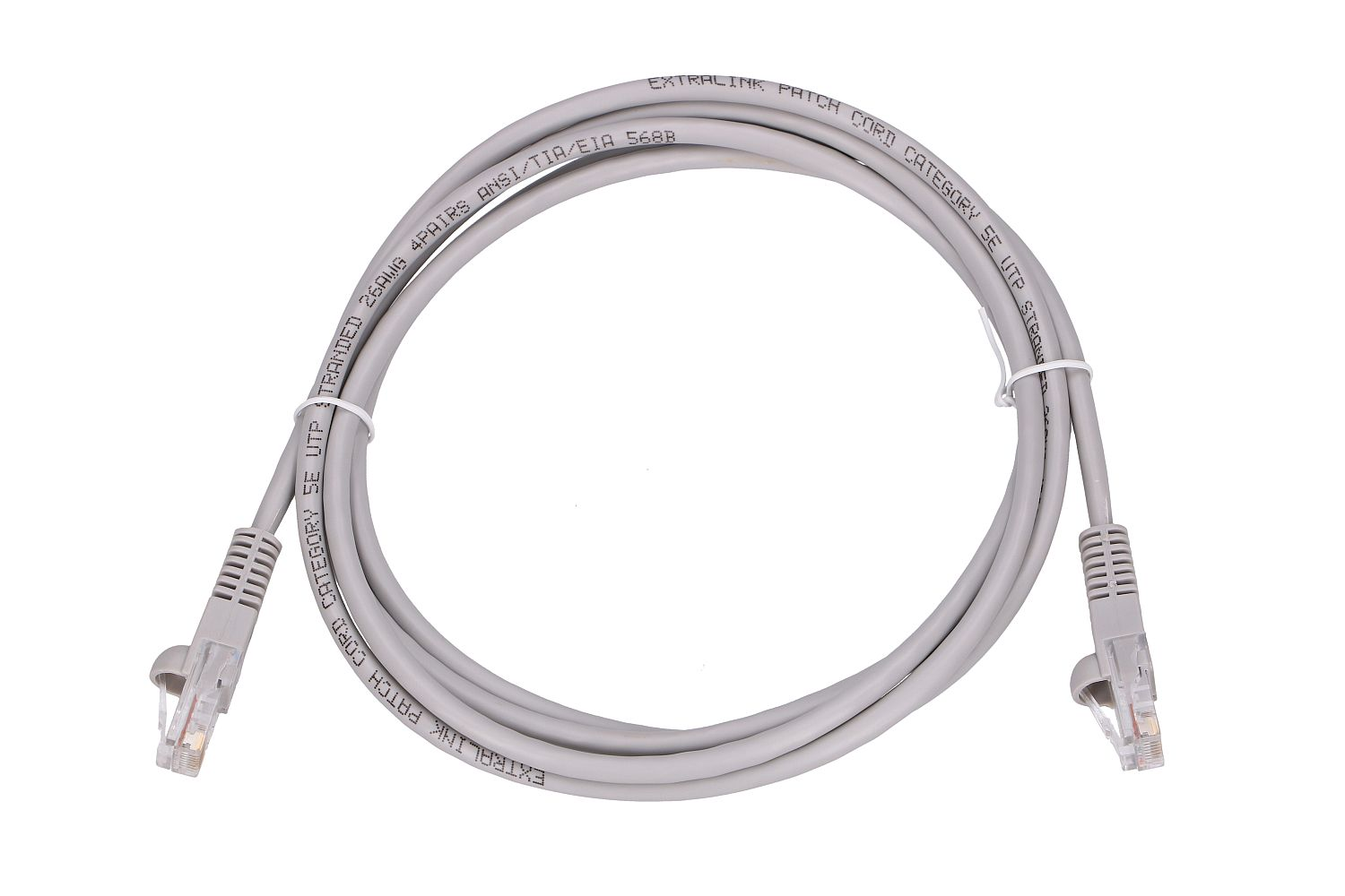 Un cavo di rete grigio con connettori RJ45 forma un anello.