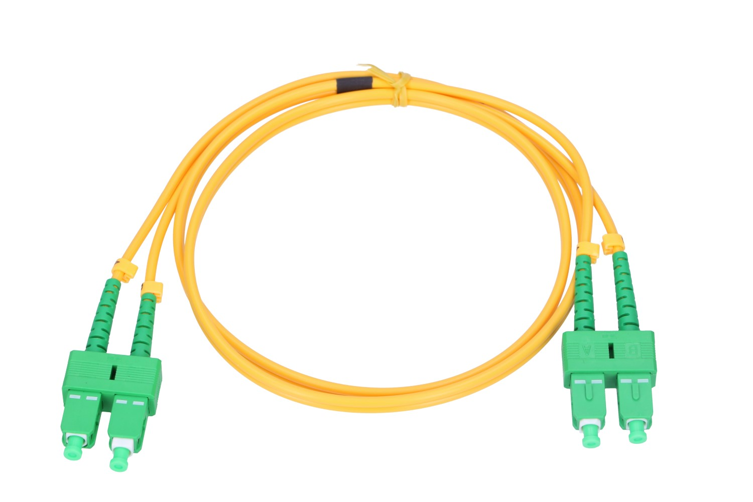 Żółty kabel światłowodowy z dwoma zielonymi złączami SC.