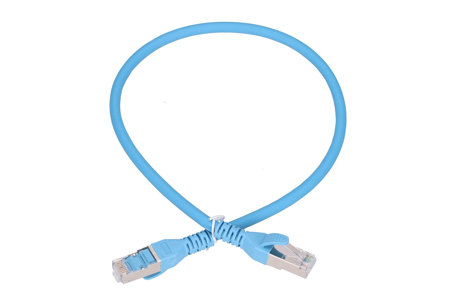 Un cavo Ethernet azzurro con connettori argentati forma un anello.