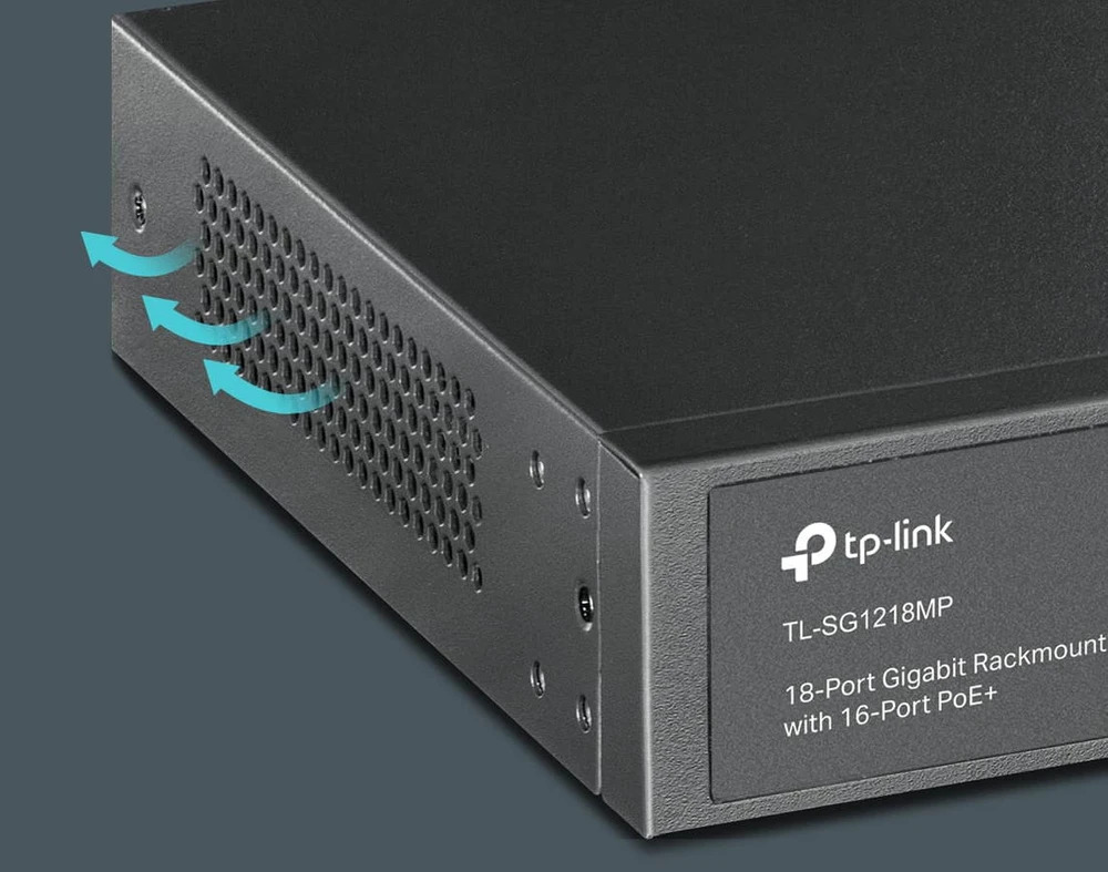 Schwarzer TP-Link Switch mit Lüftungsschlitzen und Pfeilen, die Luftstrom anzeigen.
