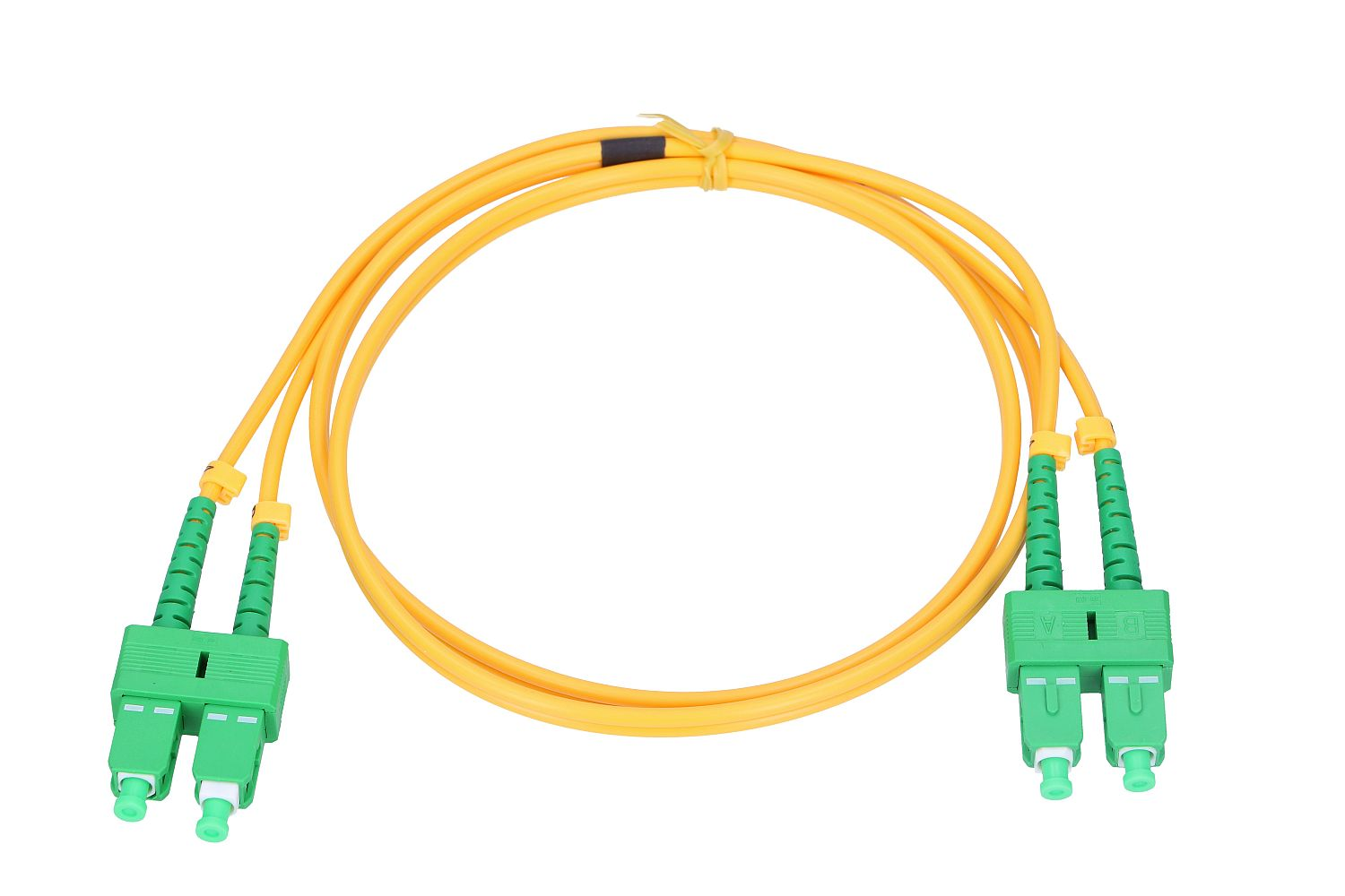 Żółty kabel światłowodowy z dwoma zielonymi złączami SC.