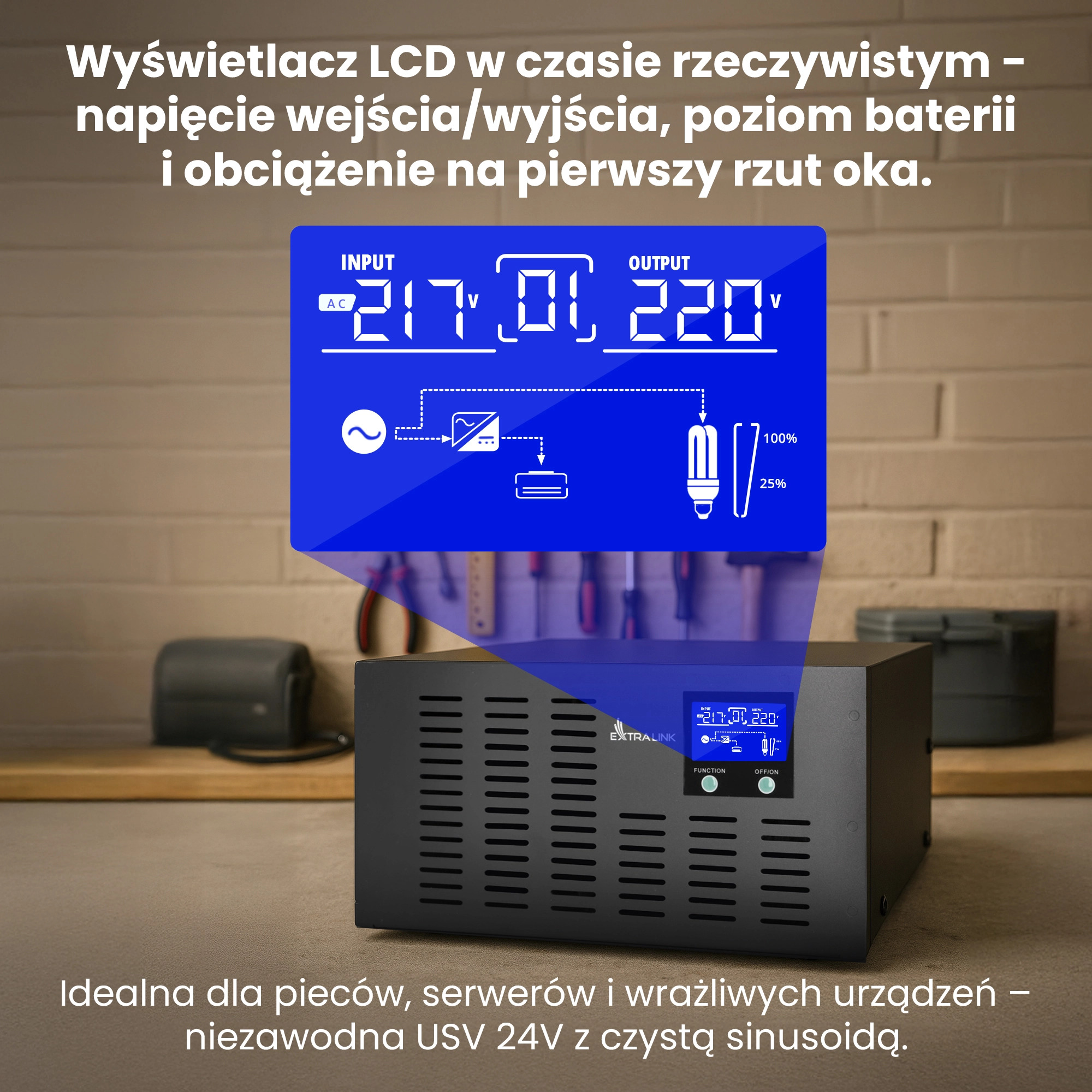 Czarna jednostka UPS wyświetla napięcie wejściowe/wyjściowe i poziom baterii na ekranie LCD.