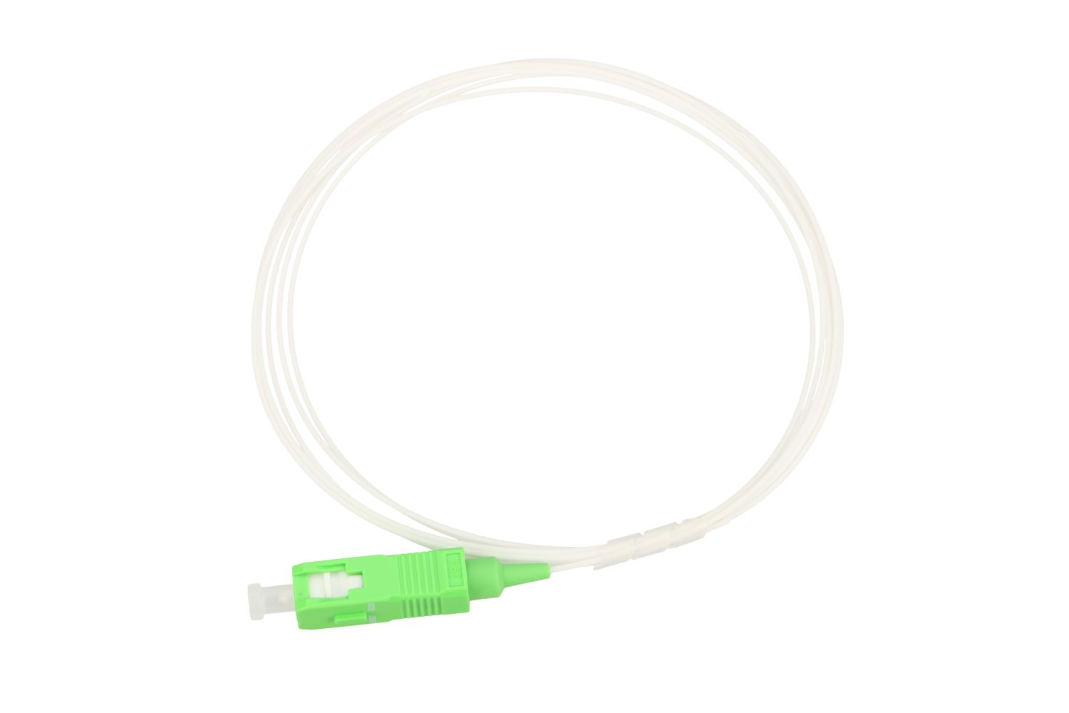 Biały kabel światłowodowy z zielonym złączem na białym tle.
