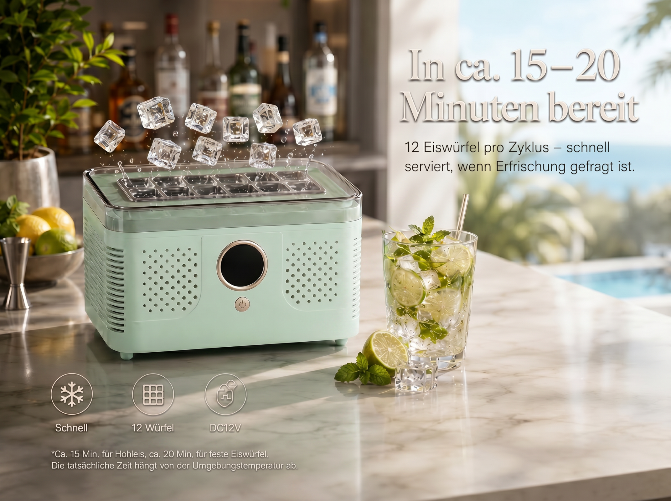 Ein mintgrüner Eiswürfelbereiter mit Eiswürfeln und einem Glas Drink.