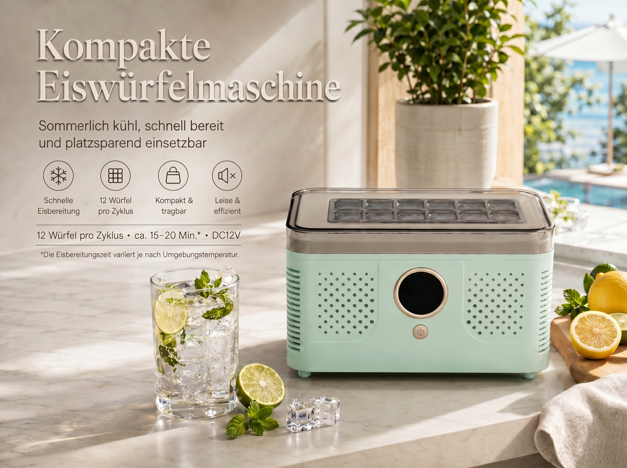 Eine mintgrüne Eismaschine steht neben einem Glas mit Eiswasser und Zitronen. Im Hintergrund ein Pool.