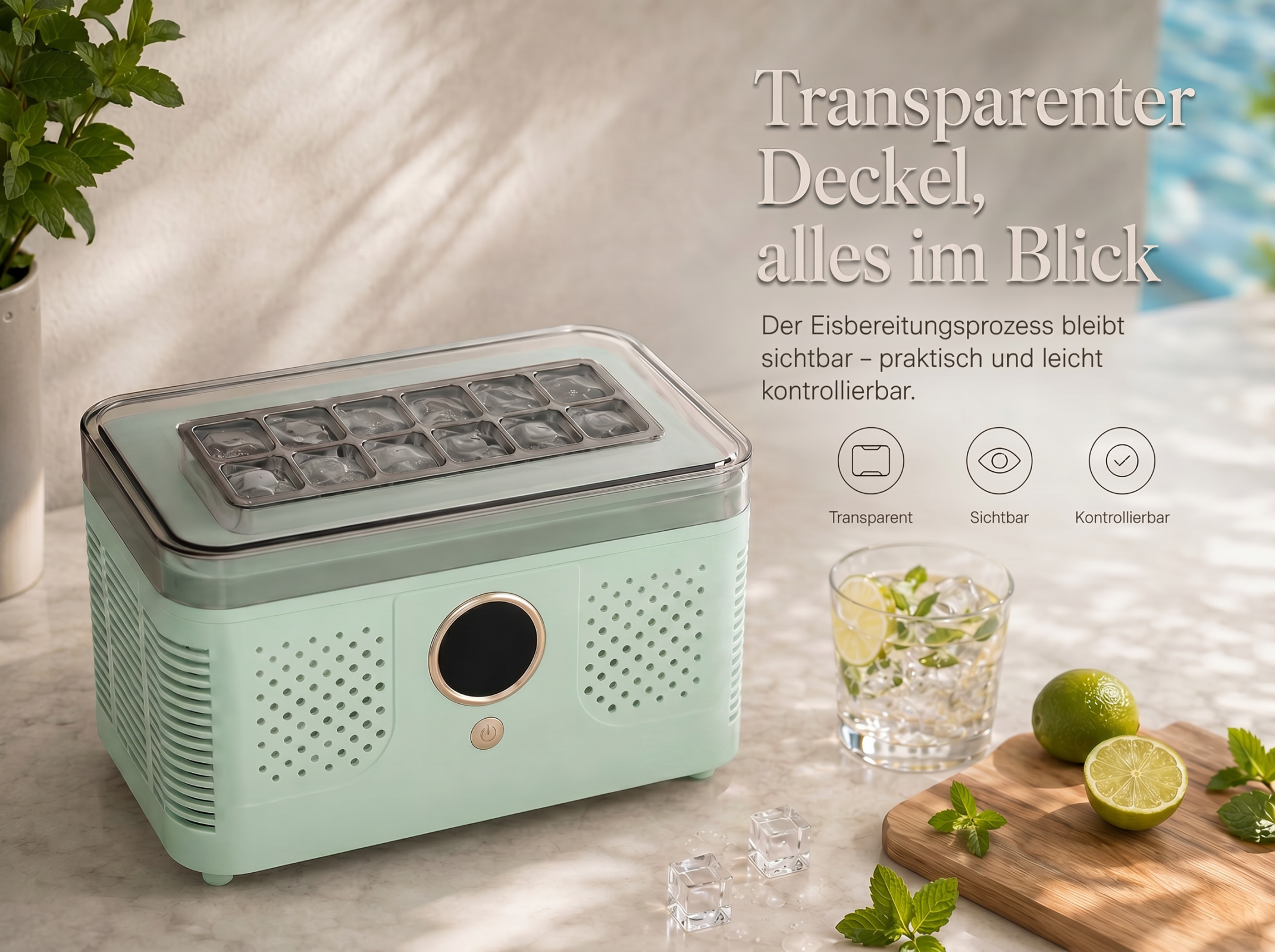 Ein mintgrüner Eiswürfelbereiter mit transparentem Deckel steht auf einem Marmortisch.