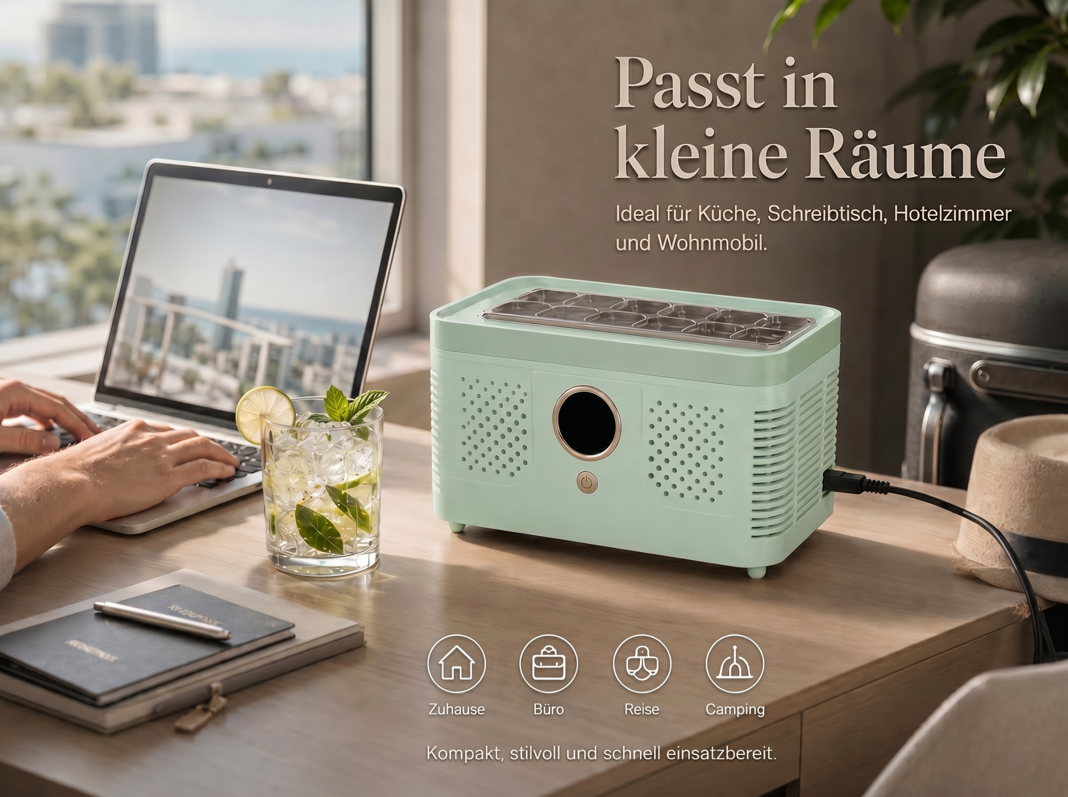 Ein mintgrüner Luftkühler steht auf einem Schreibtisch neben einem Laptop und einem Getränk.
