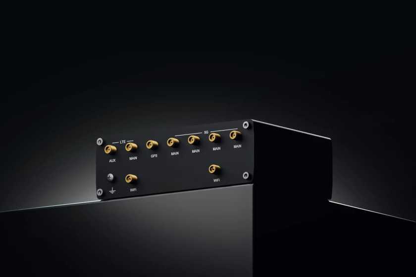 Dispositivo elettronico nero con più porte etichettate LTE, GPS, 5G e WiFi.