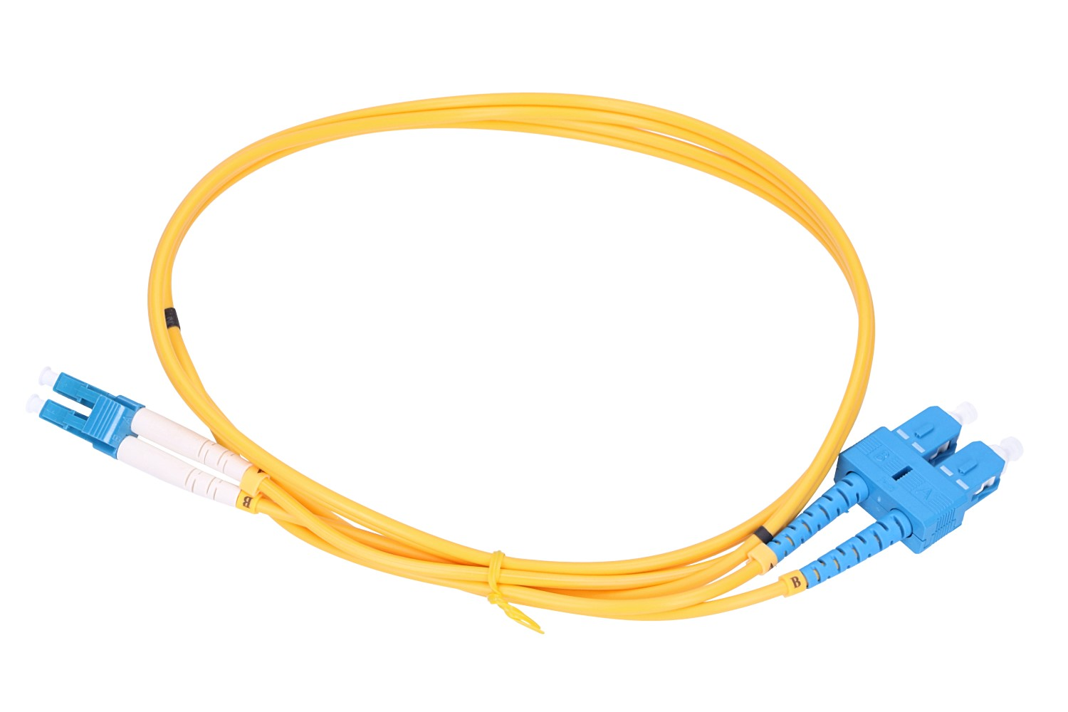 Żółty kabel światłowodowy z niebieskimi złączami SC i białymi osłonkami.
