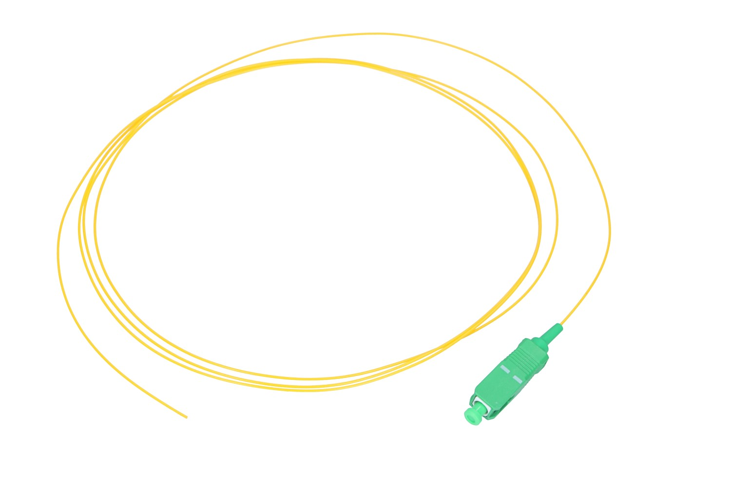 Żółty kabel światłowodowy z zielonym złączem, na białym tle.
