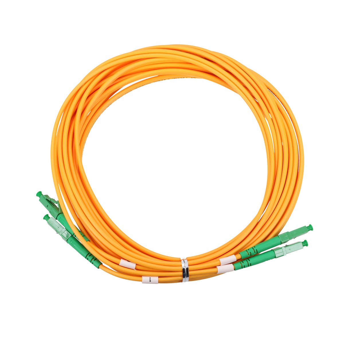 Żółty kabel światłowodowy zwinięty z zielonymi złączami.