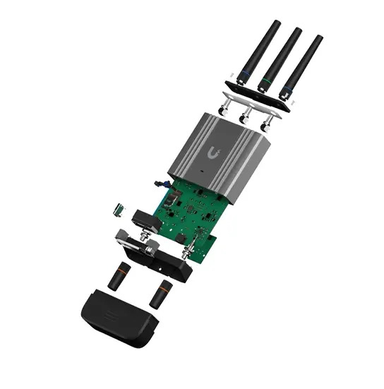 Vista esplosa di un router grigio con scheda verde, tre antenne e custodia nera.