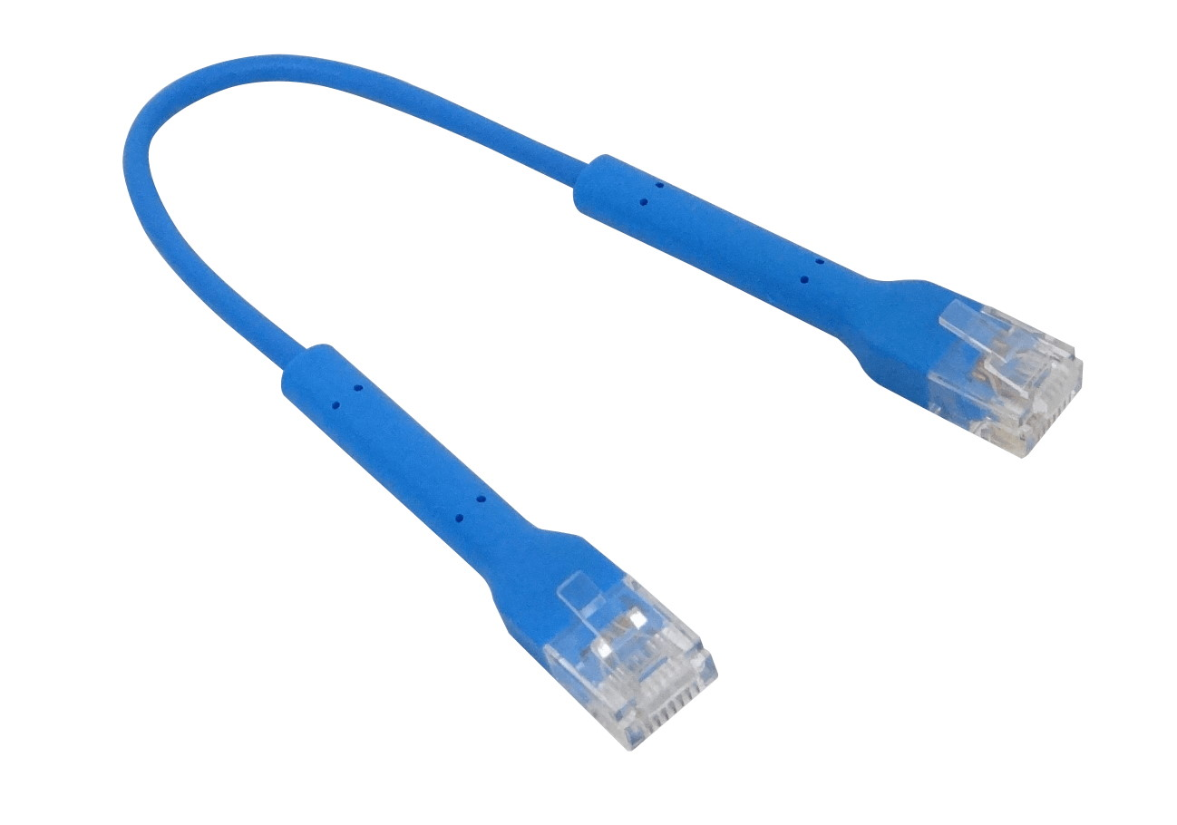 Un cavo Ethernet blu con due connettori trasparenti, piegato a forma di U.