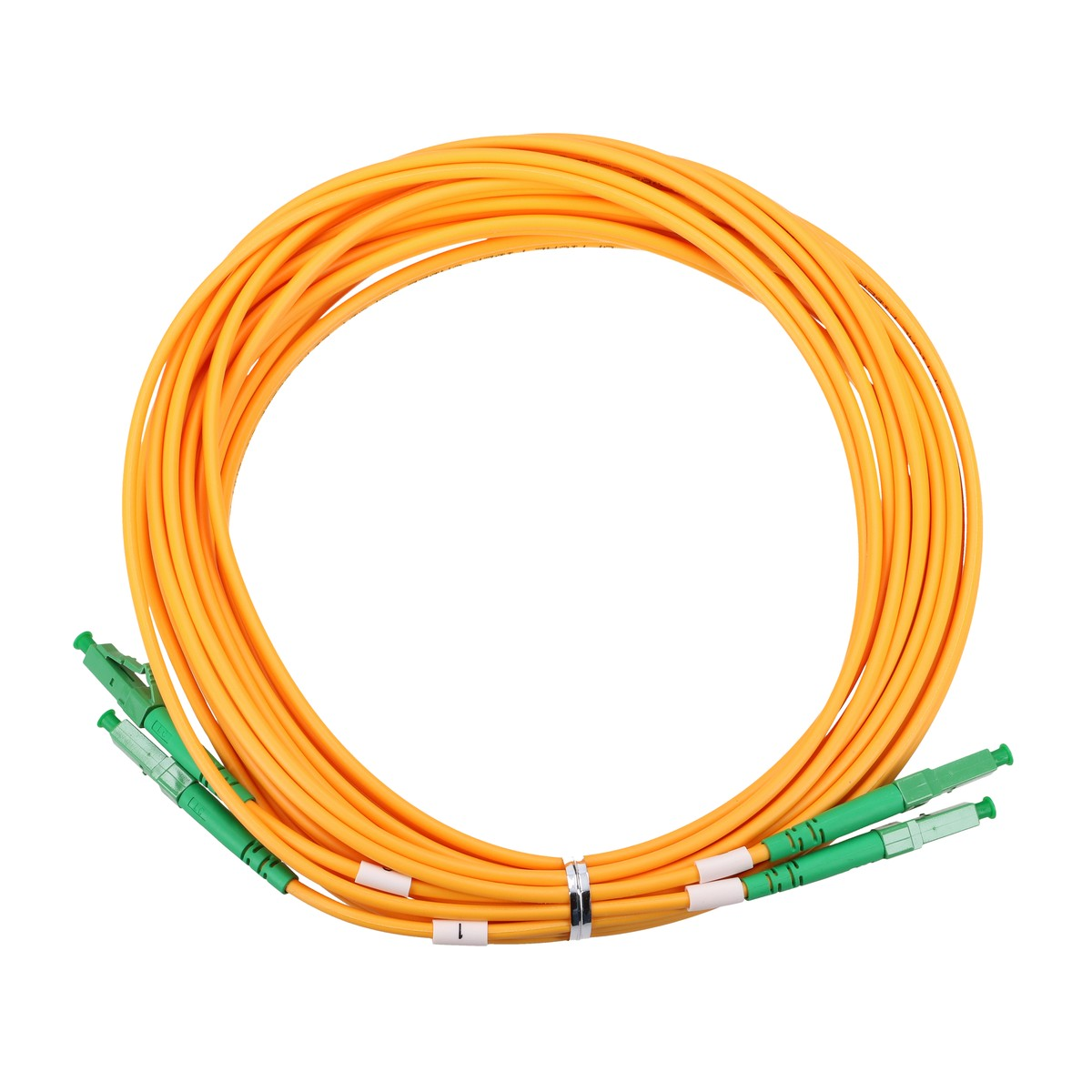 Zwijany pomarańczowy kabel światłowodowy z zielonymi złączami na białym tle.