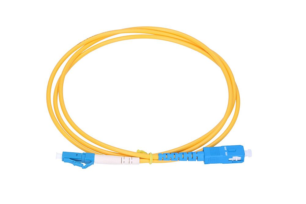 Żółty kabel światłowodowy z niebieskimi i białymi złączami na białym tle.