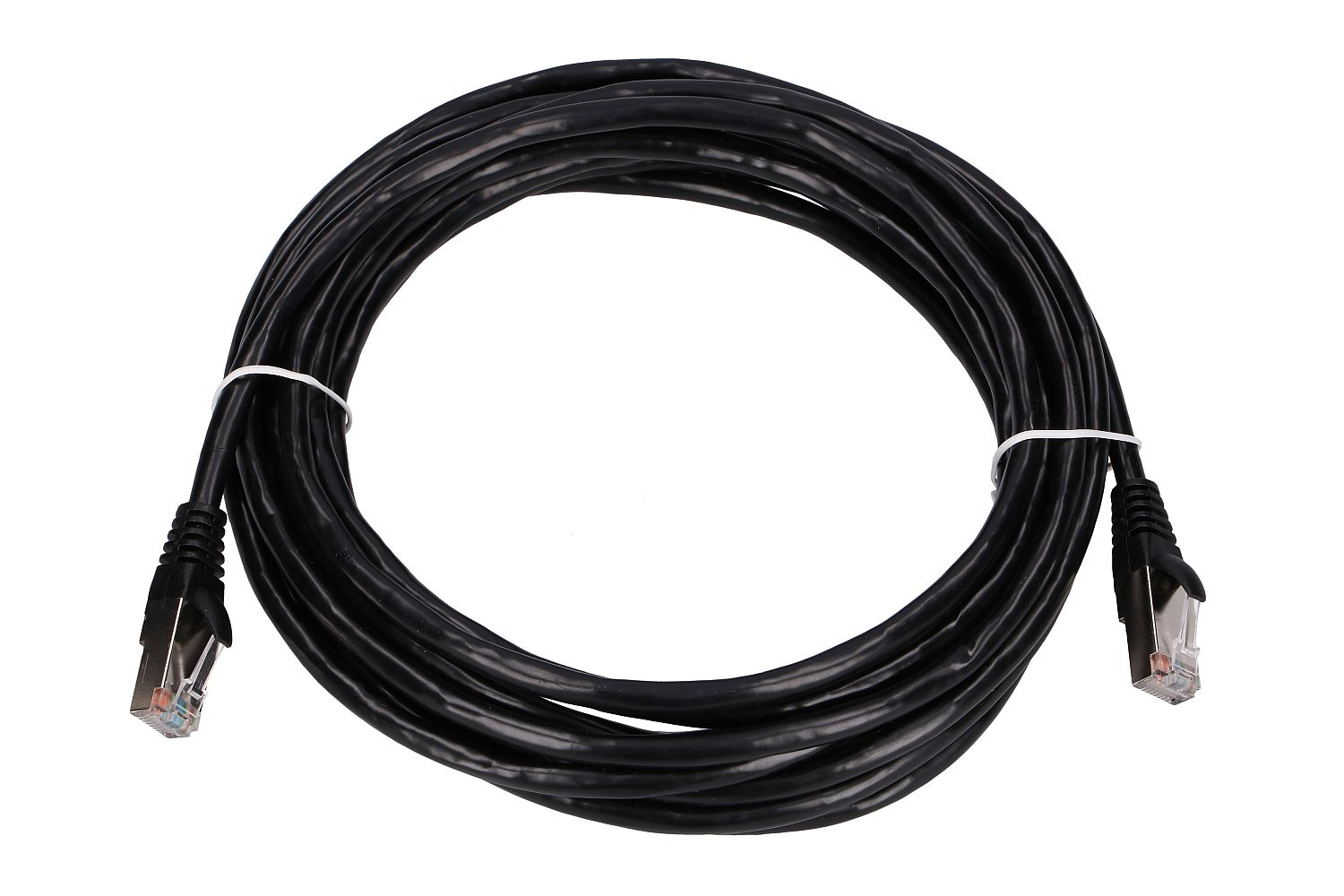 Un cavo Ethernet nero arrotolato con due connettori RJ45.